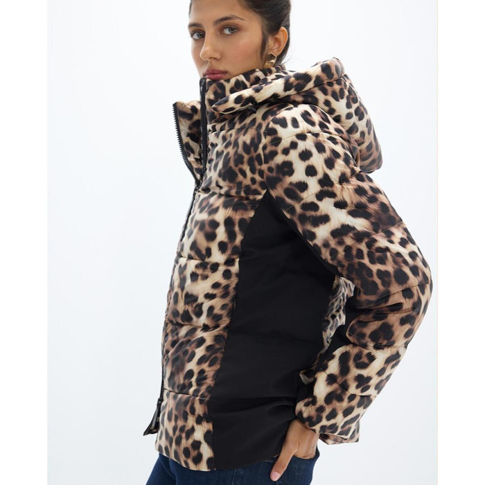 Giacca a vento aderente con stampa leopardata