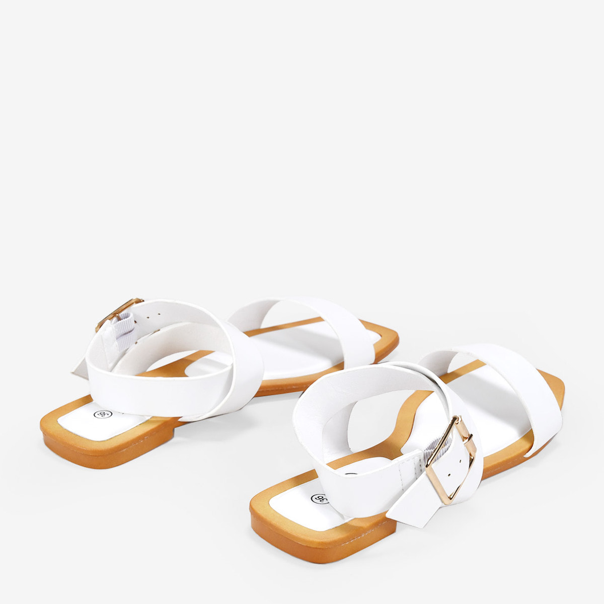 Sandalias planas blancas  con hebilla