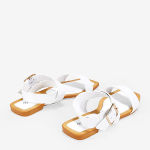 Sandalias planas blancas  con hebilla