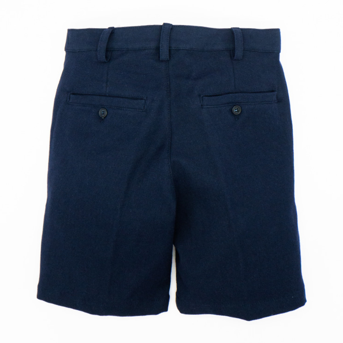 Bermuda de azul marino. Con bolsillos y bragueta.