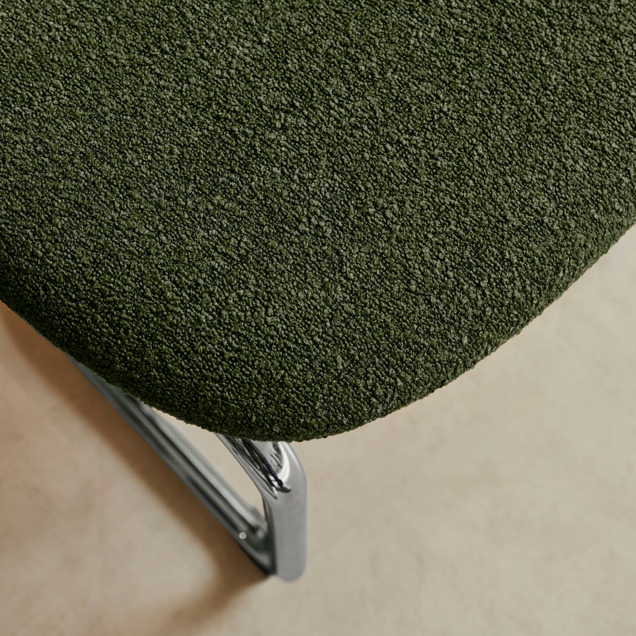 Lot de 2 chaises cantilever arrondie métal. bouclette texturée kaki et pieds chromés - L 47 x P 54.5 x H 81cm - Maloa