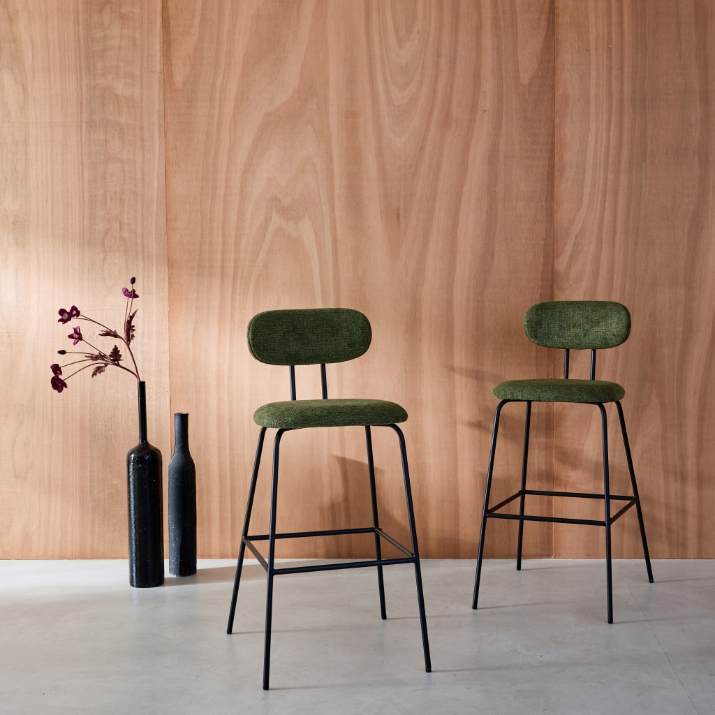 2 tabourets de bar décor bois courbé teinté noyer et tissu déperlant kaki. pieds métal noir mat (lot de 2) - L 44 x P 51 x H 103cm - Erin