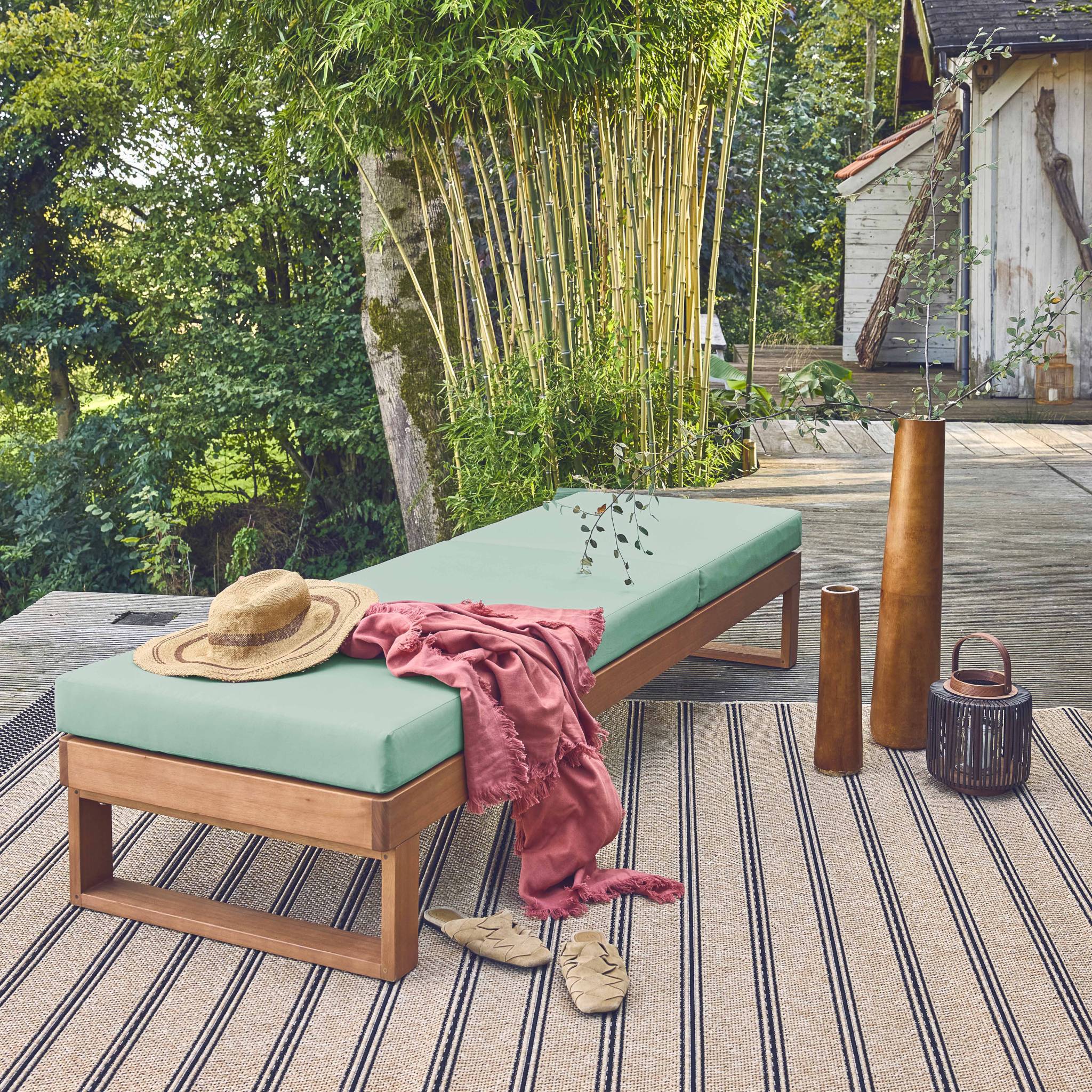 Bain de soleil en bois d'eucalyptus PAMPLONA. multi positions. toile en polyester vert de gris. 204 x 63 x 11.5 cm