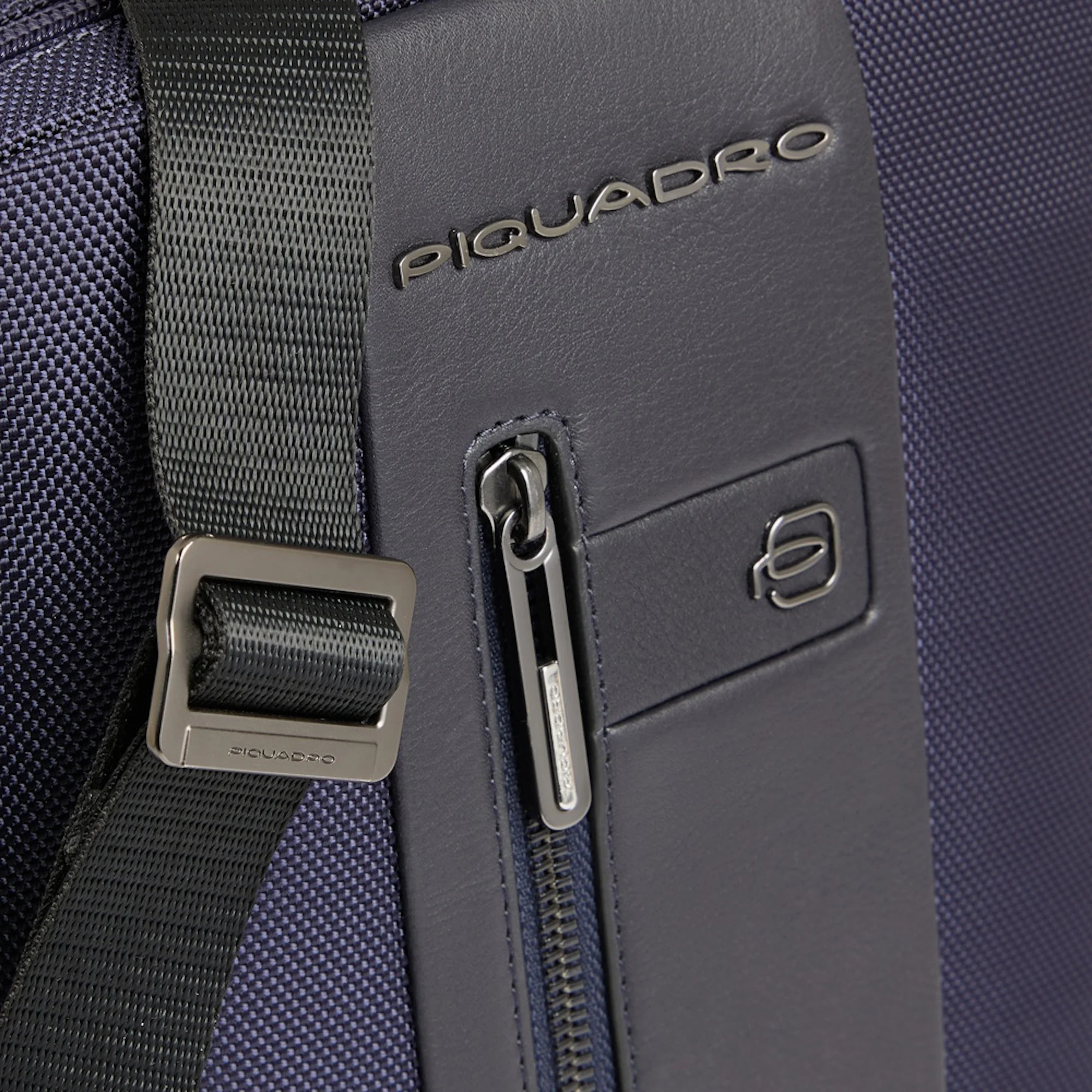 Piquadro Borsello porta iPad® in tessuto riciclato e pelle con tasca per AirPods®