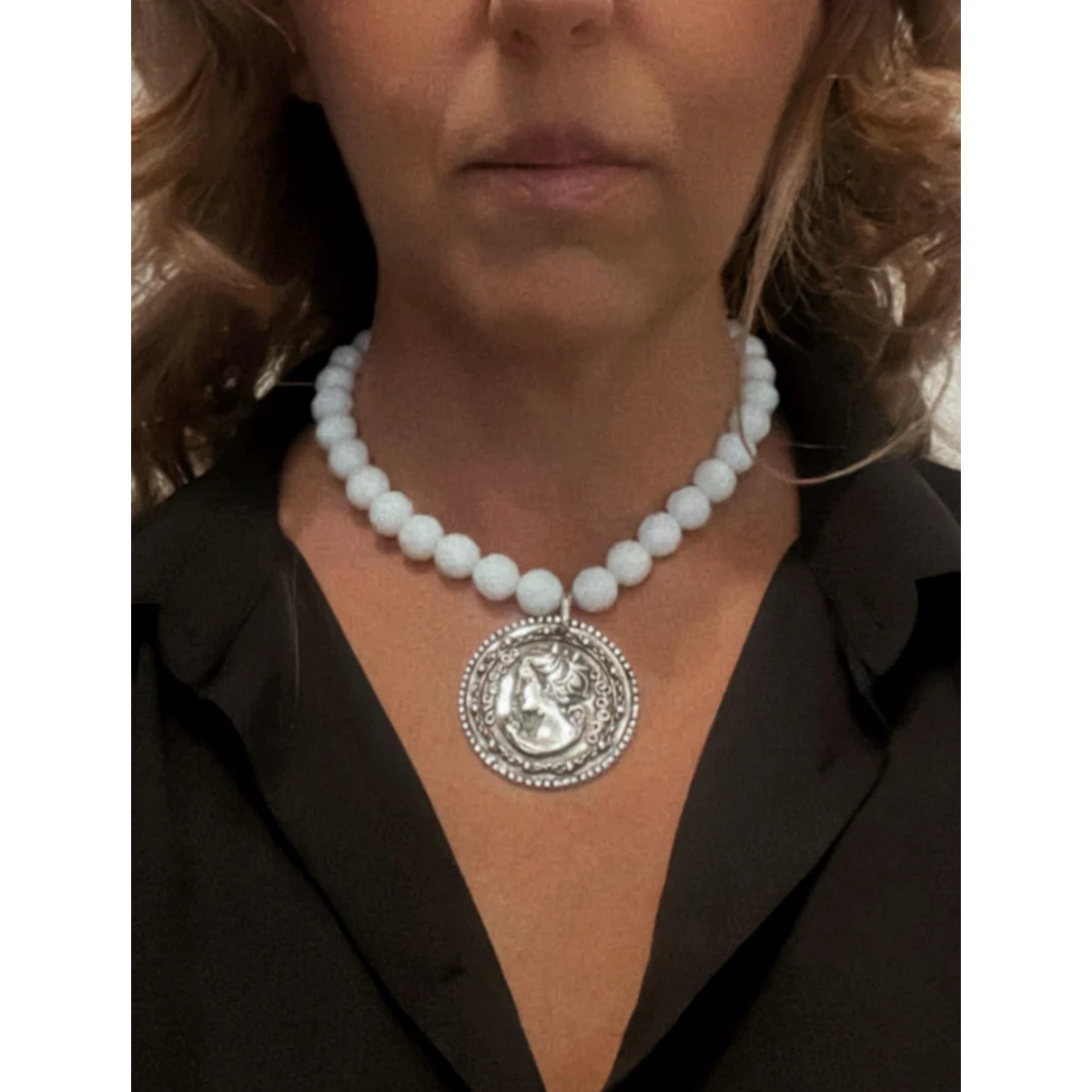 Collar cristal blanco y moneda GD en plata