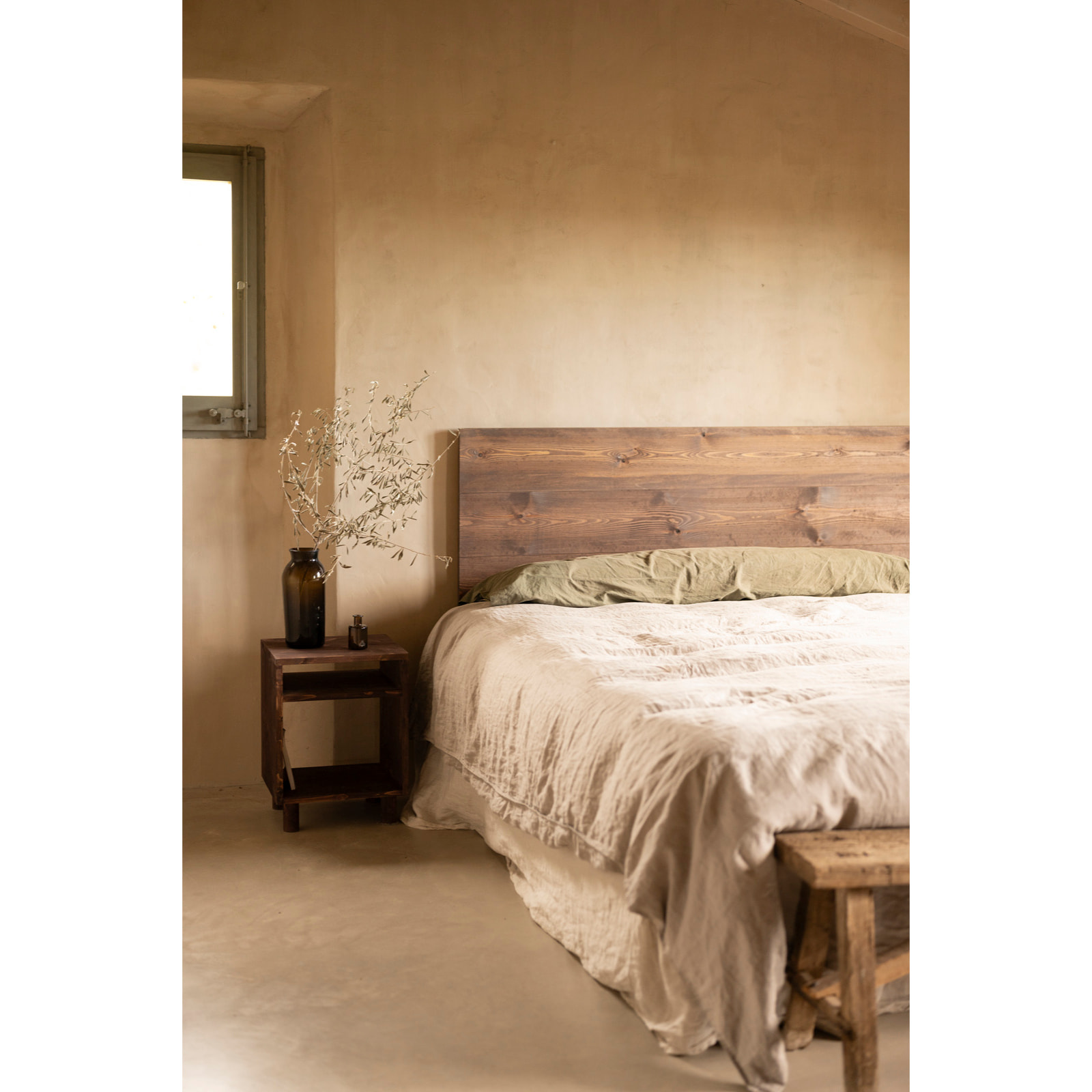 Table de chevet en bois massif ton noyer 51x32cm Hauteur: 50.5 Longueur: 32 Largeur: 37.5