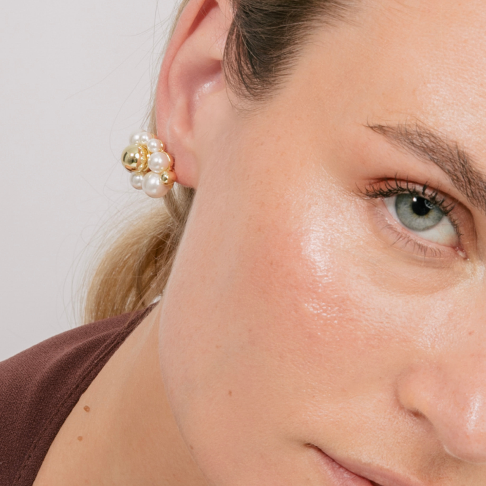 Pendientes de Perla Blanca acabado en oro amarillo 18k