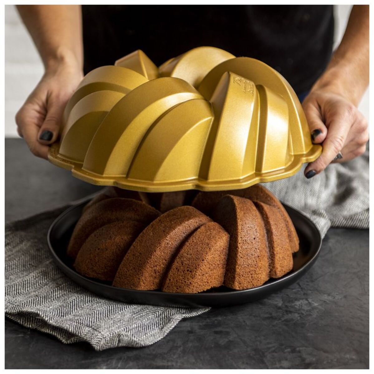 Moule à gâteau fantaisie NORDIC WARE a gateau Bundt Torsade Gold