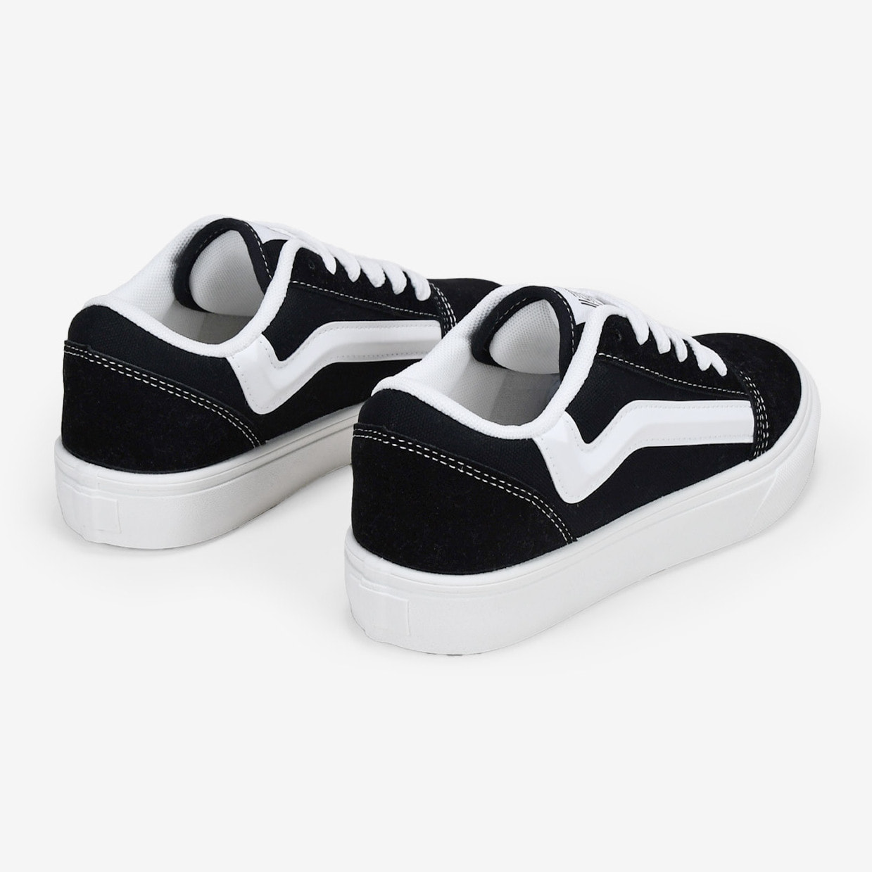 Zapatillas deportivas negras con cordones