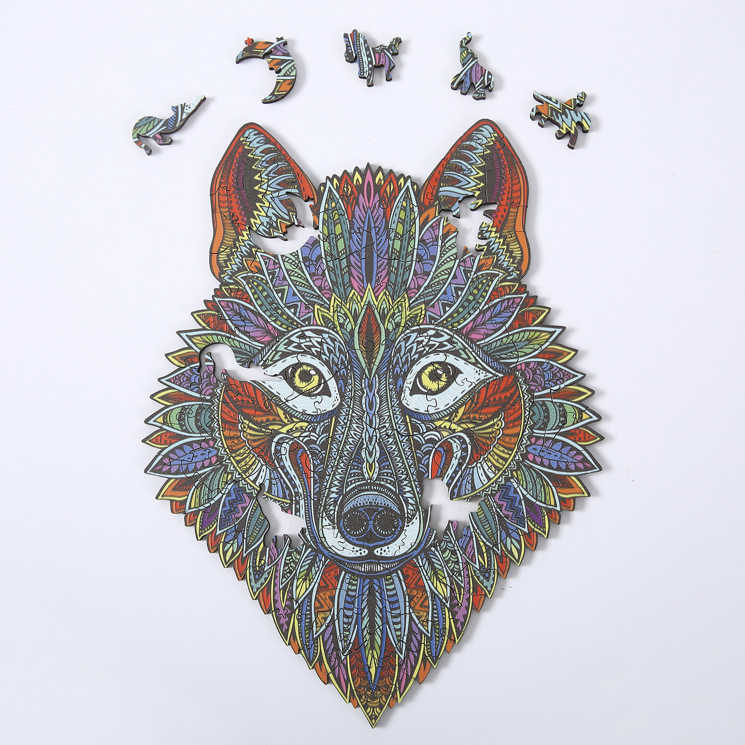 Puzzle 3D de madera DIY forma de silueta . Con piezas individuales con diferentes diseños. En madera policromada. Tamaño A3 .DISEÑO LOBO.