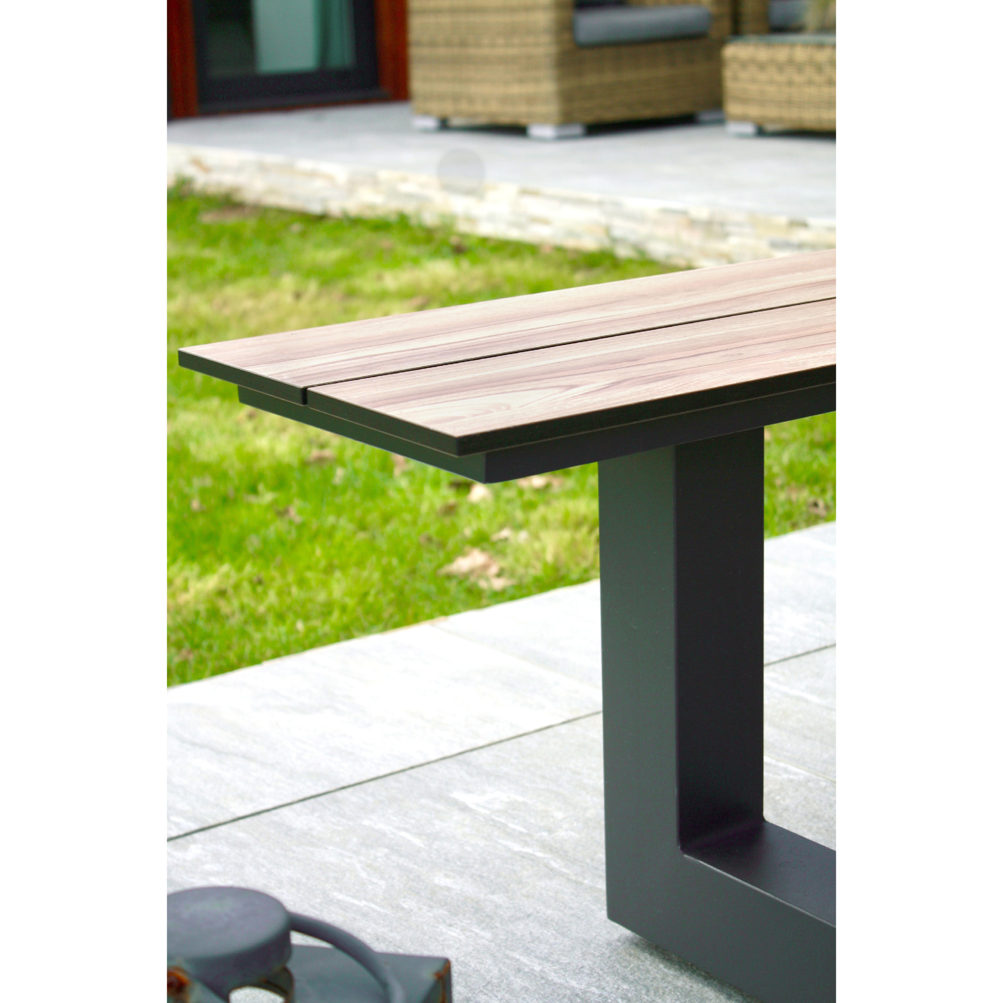 VANCOUVER - Table de jardin en aluminium anthracite et plateau HPL effet bois
