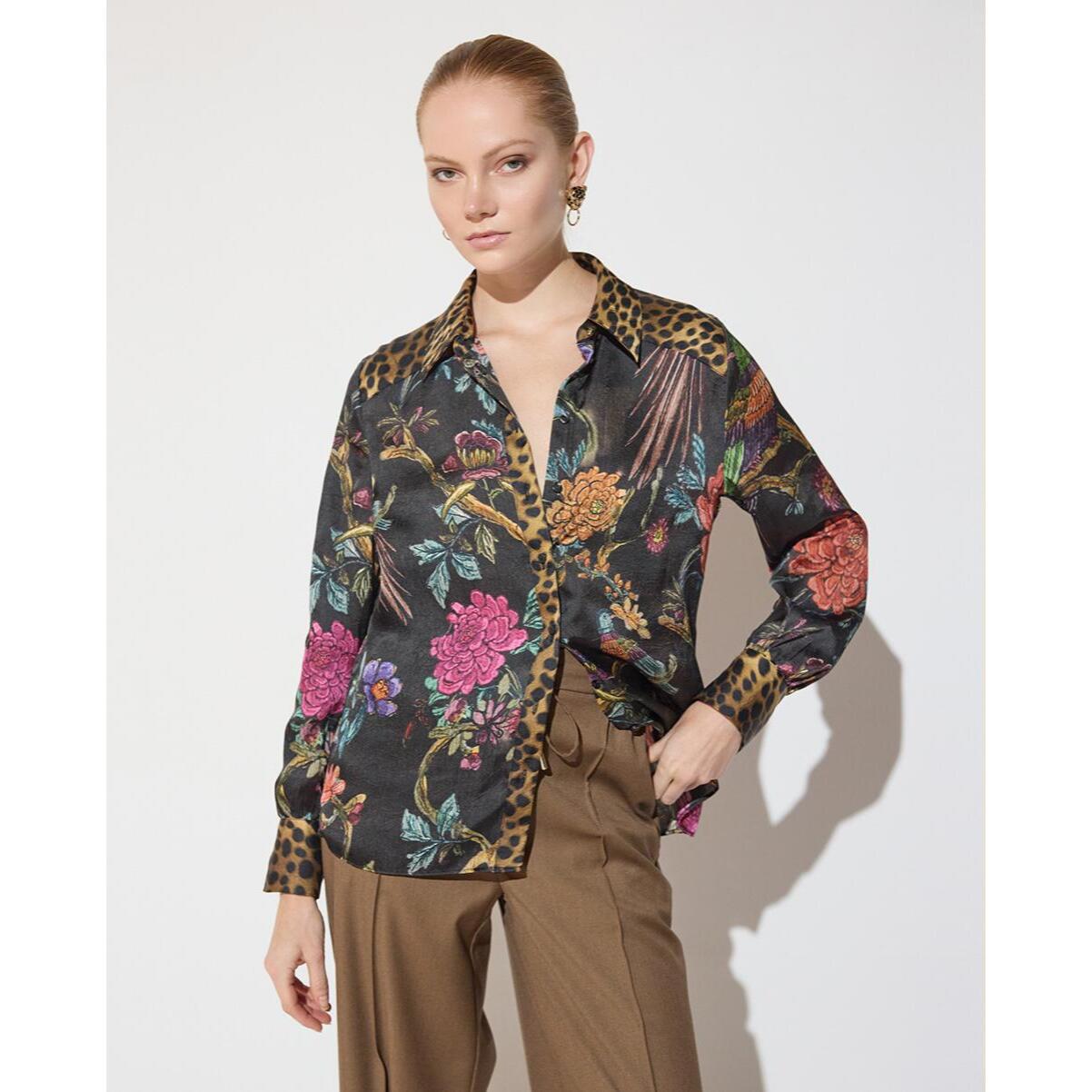 Camicia classica con una combinazione di stampe animalier e motivi floreali.