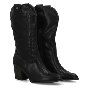 Bota estilo cowboy con caña bordada