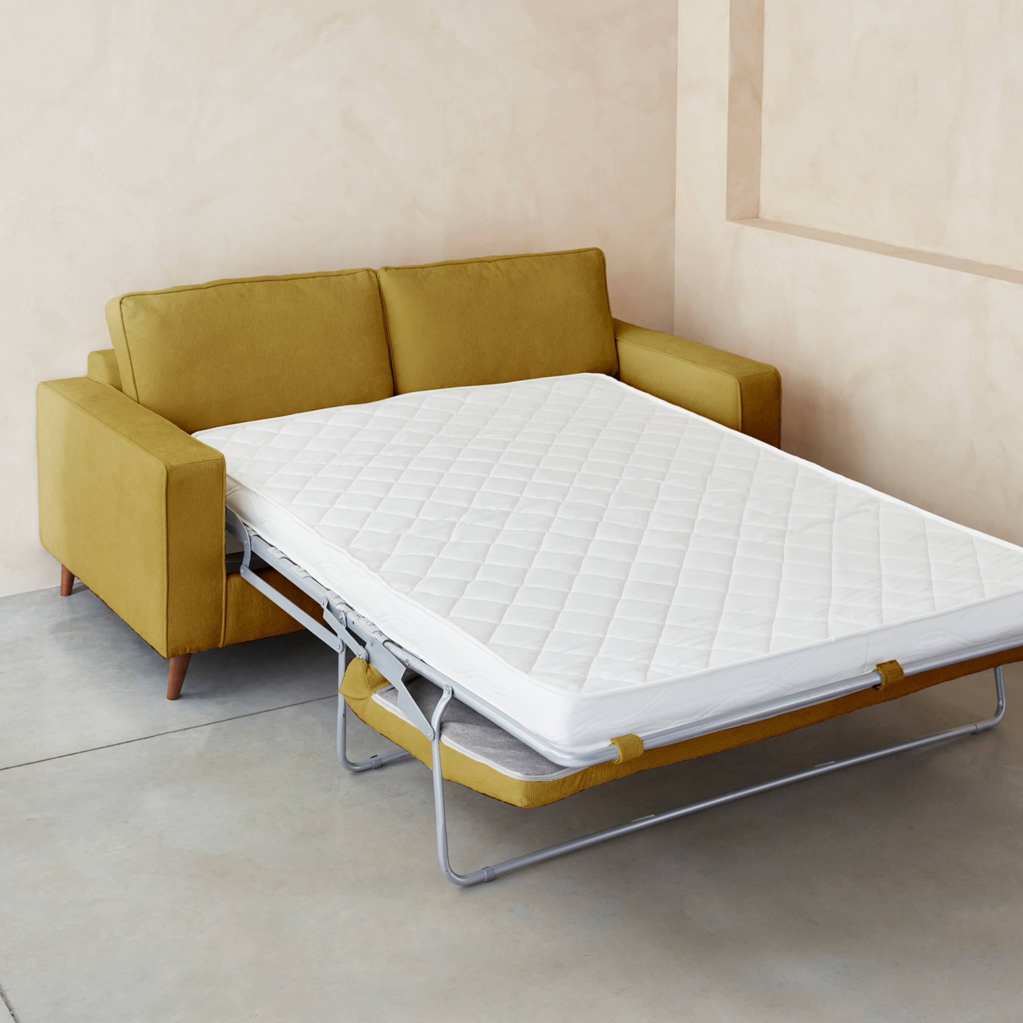 Canapé lit 3 places moutarde avec matelas 12cm d'épaisseur. fabriqué en France