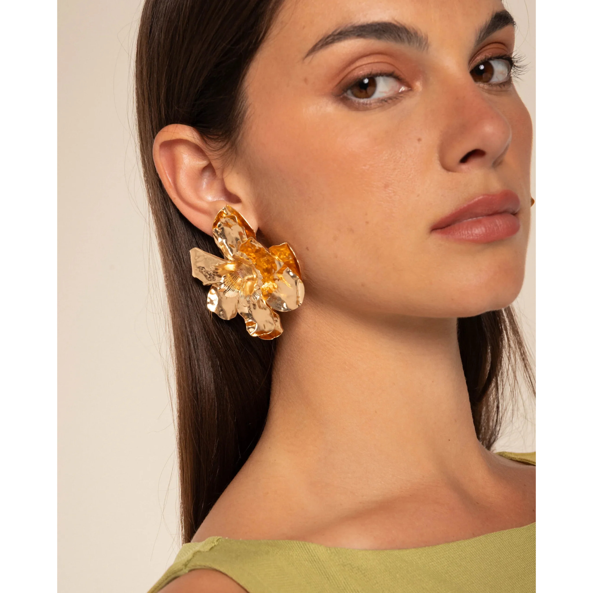 Pendientes de invitada de mujer con forma de flor