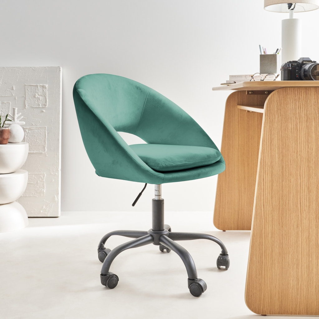 Chaise de bureau ronde à roulettes en velours cyan. Pam. L 59 x P 60 x H 79 / 89cm.