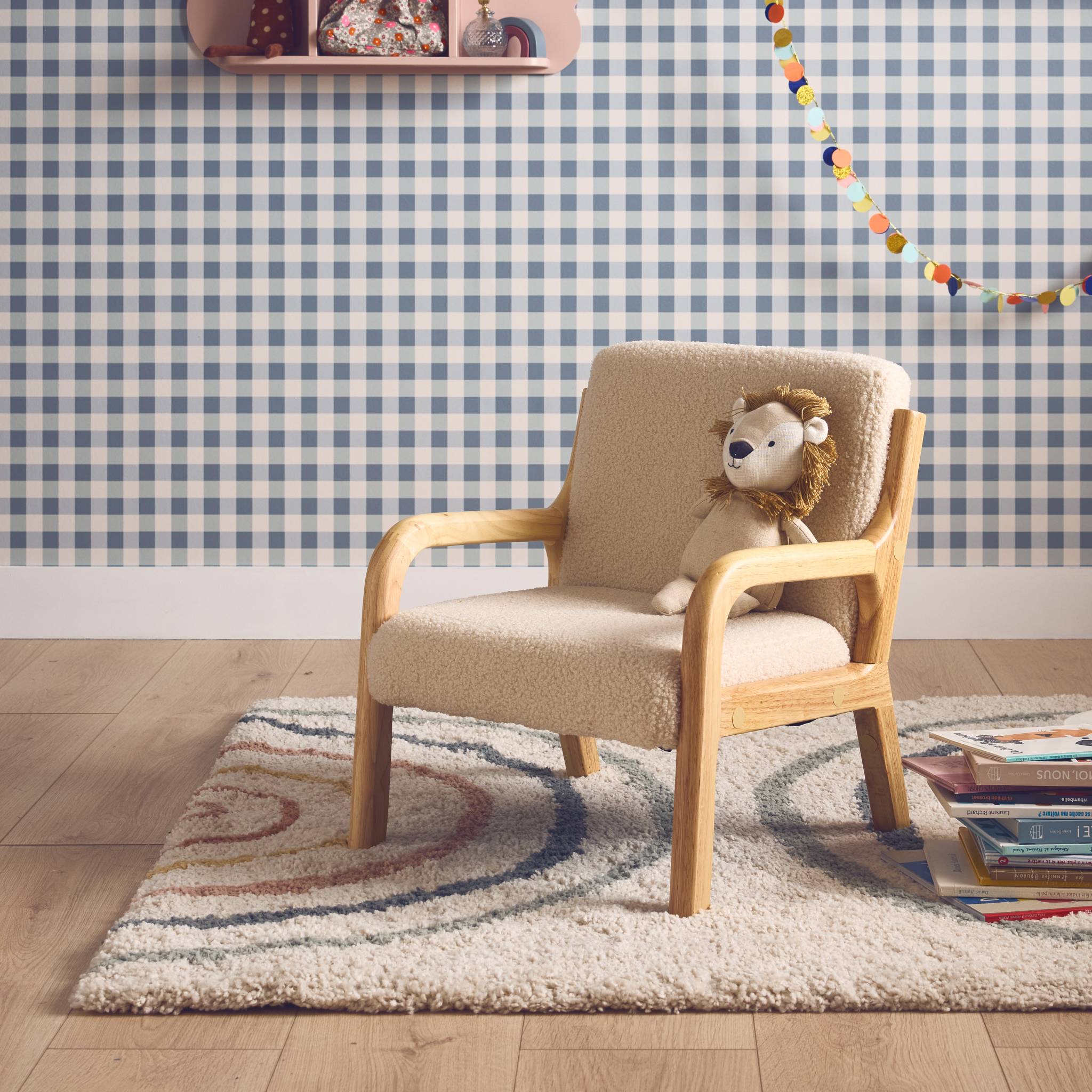 Fauteuil scandinave enfant en bois et tissu bouclette beige