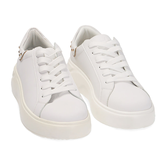 Zapatillas blancas con tachuelas