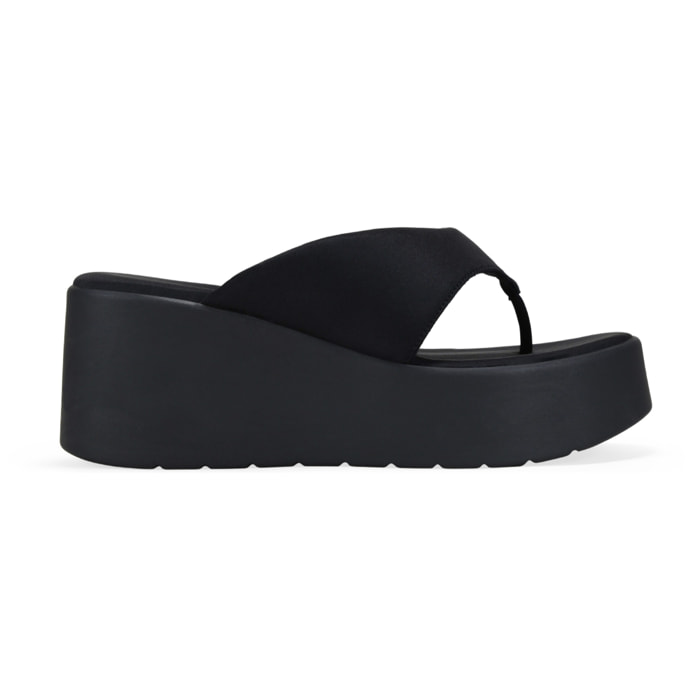 Sandalias de dedo negras con plataforma