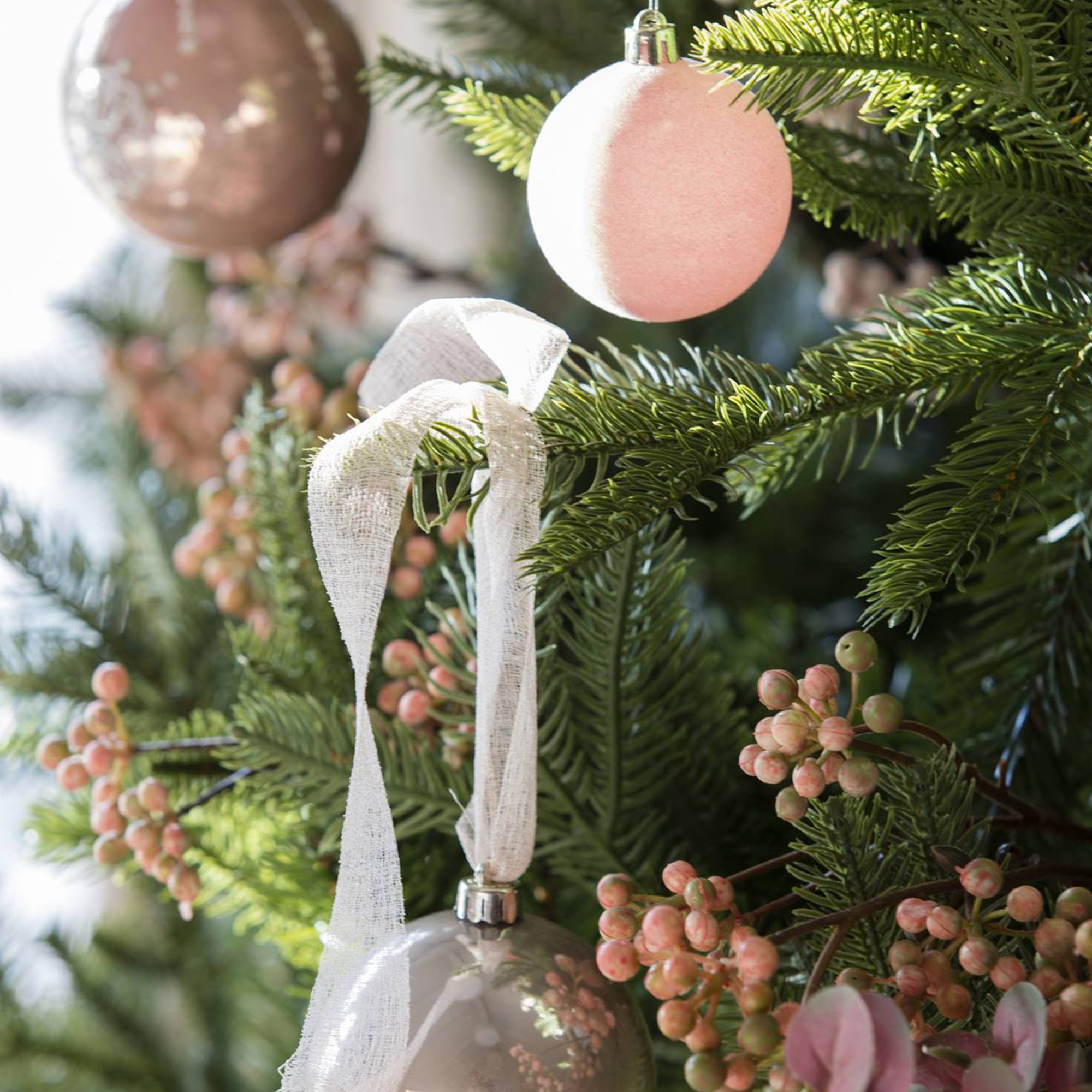 set de 35 bolas de navidad de 6cm con 5 diseños diferentes en relieve color rosa