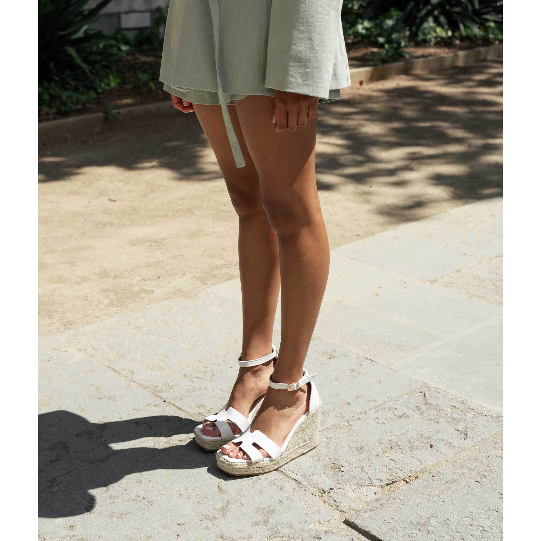 Sandalias de cuña blancas con esparto