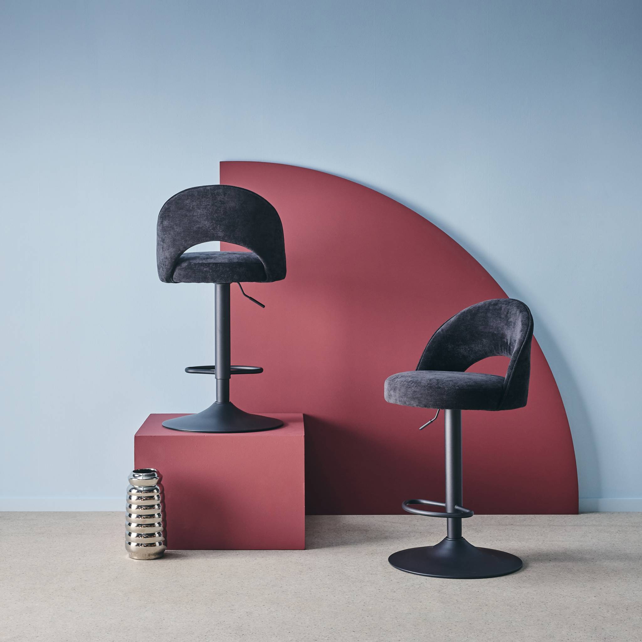 Lot de deux tabourets de bar ajustables métal et tissu noir. pied noir - L 49 x P 49 x H 88.5-110cm - Abby