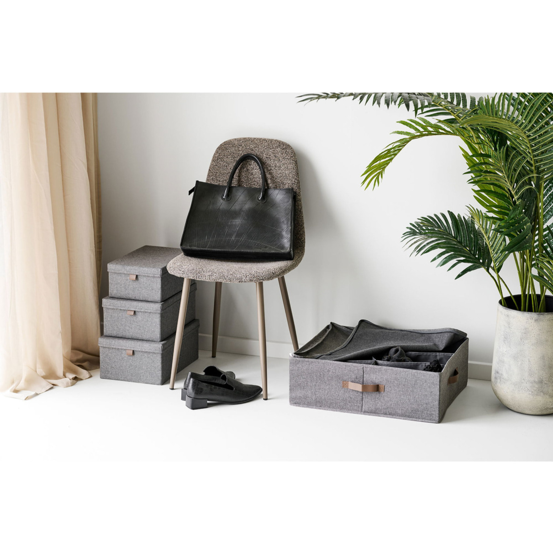 Scatola portaoggetti Noto in tessuto grigio scuro con coperchio e manico 56×47×18 cm