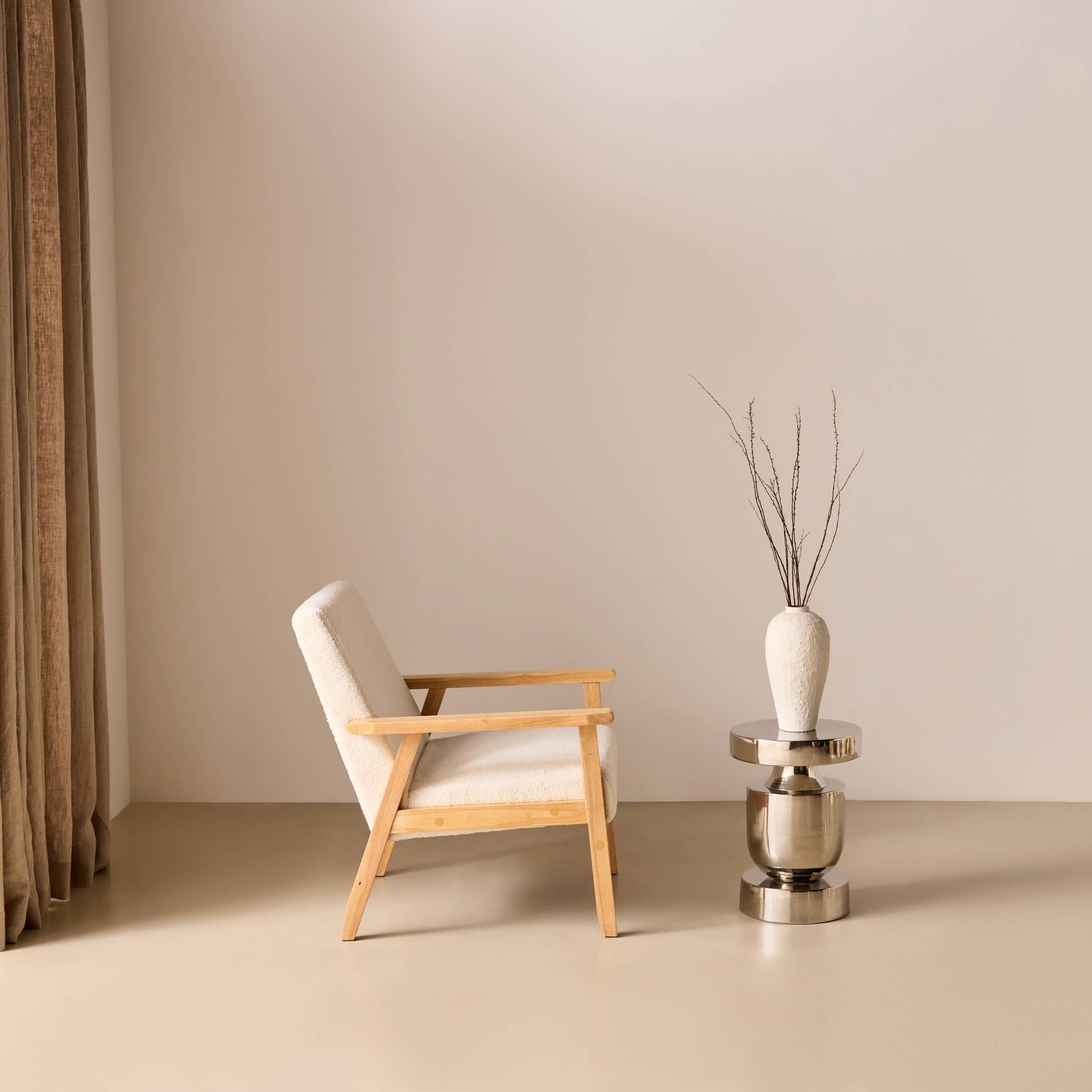 Fauteuil scandinave bois de peuplier, d'hévéa et bouclette ISAK