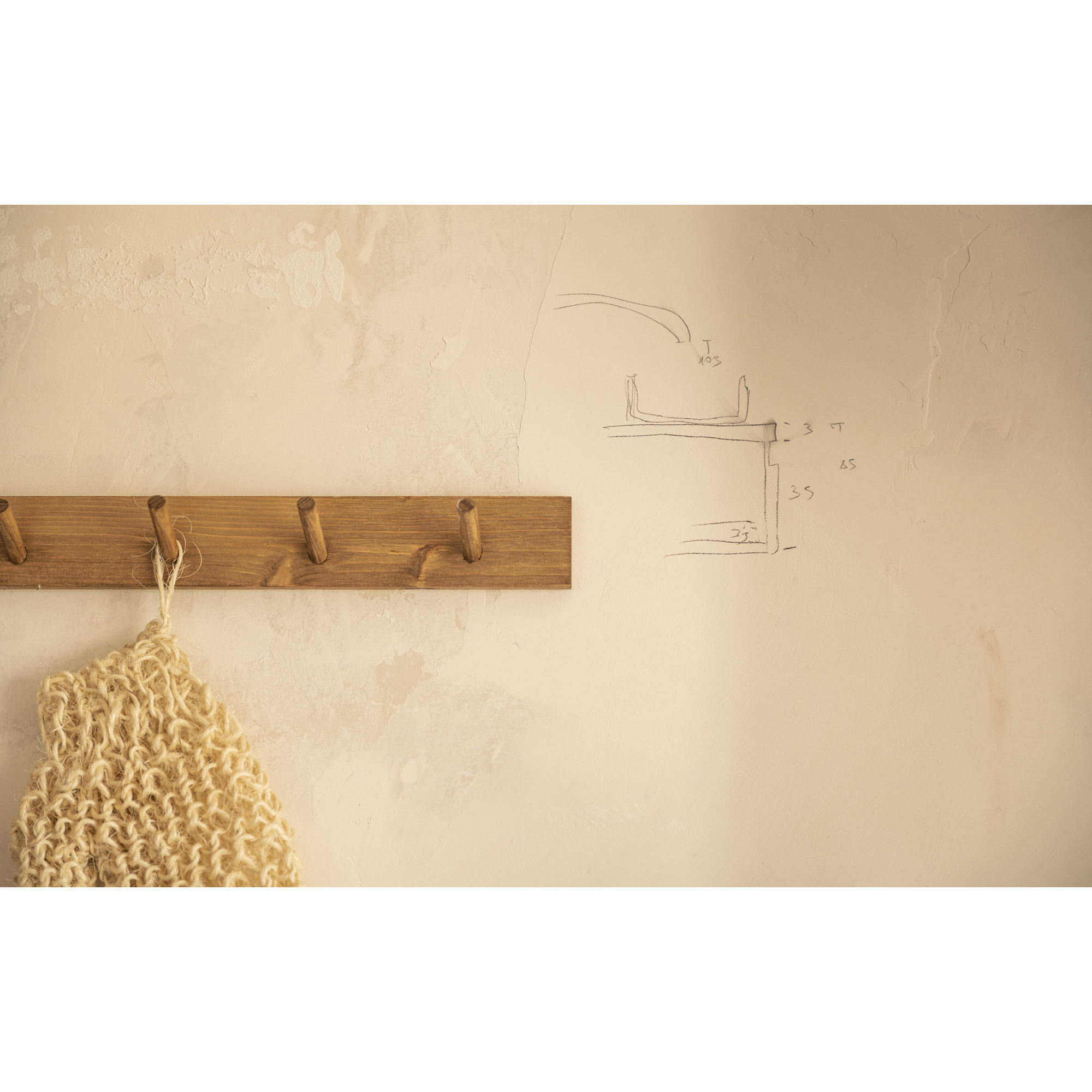 Cintre mural en bois massif ton chêne foncé 61x5cm Hauteur: 5 Longueur: 61 Largeur: 1.4