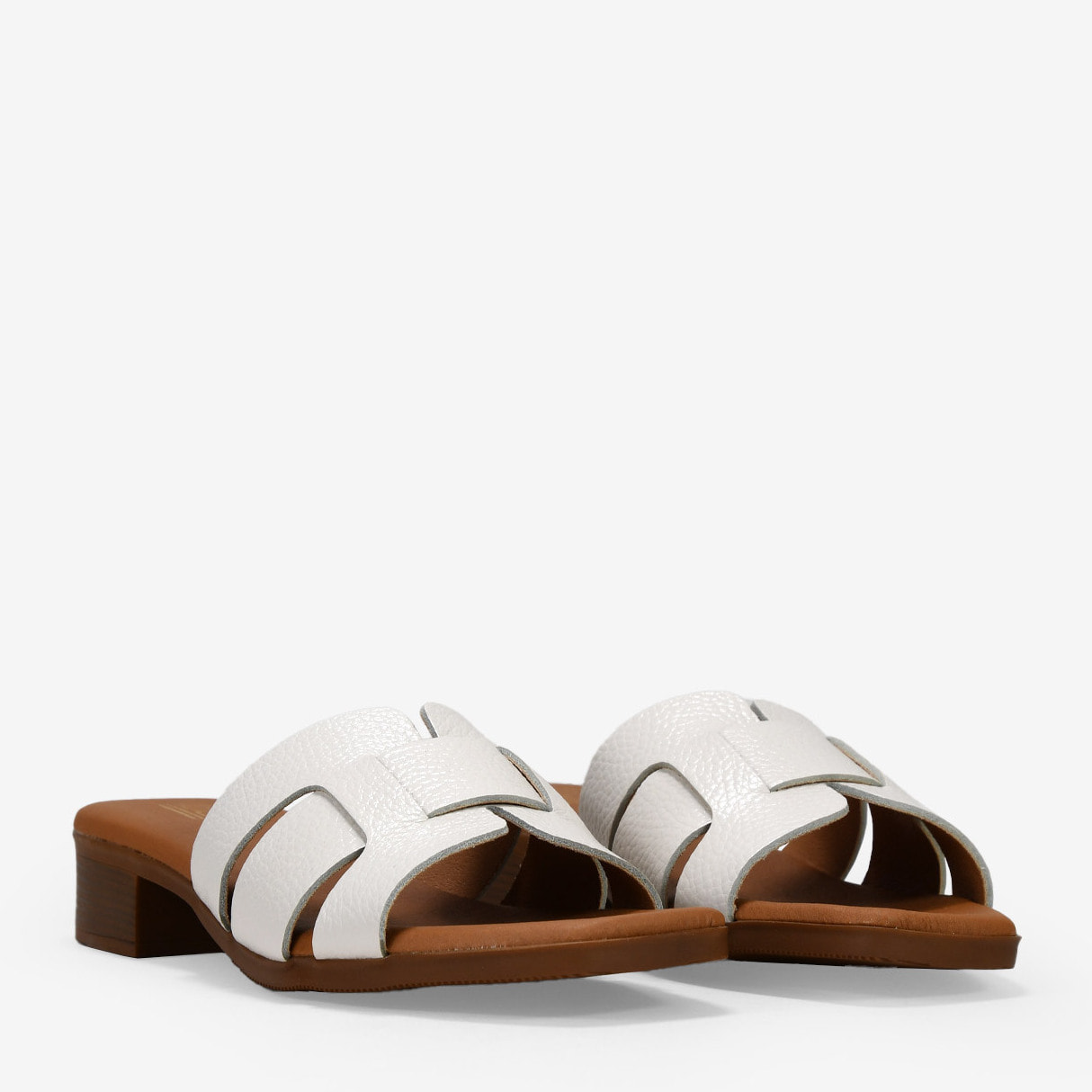 Sandalias de piel blancas destalonadas con tacón bajo