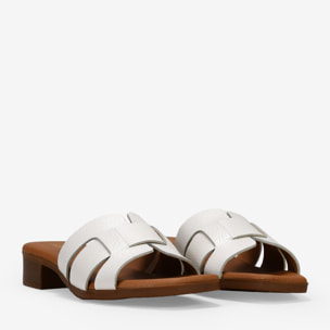 Sandalias de piel blancas destalonadas con tacón bajo