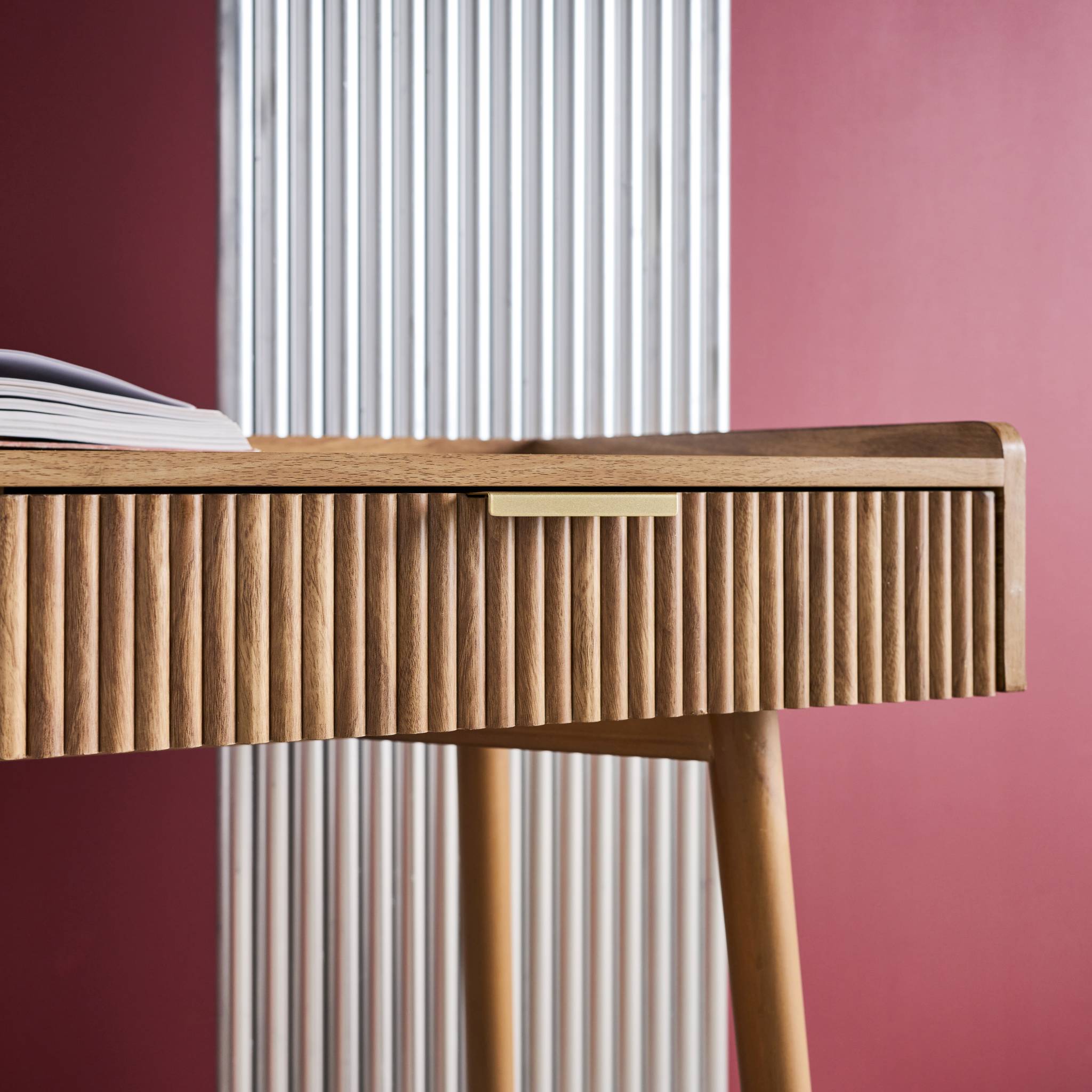 Bureau décor bois de manguier rainuré 2 tiroirs CELIAN