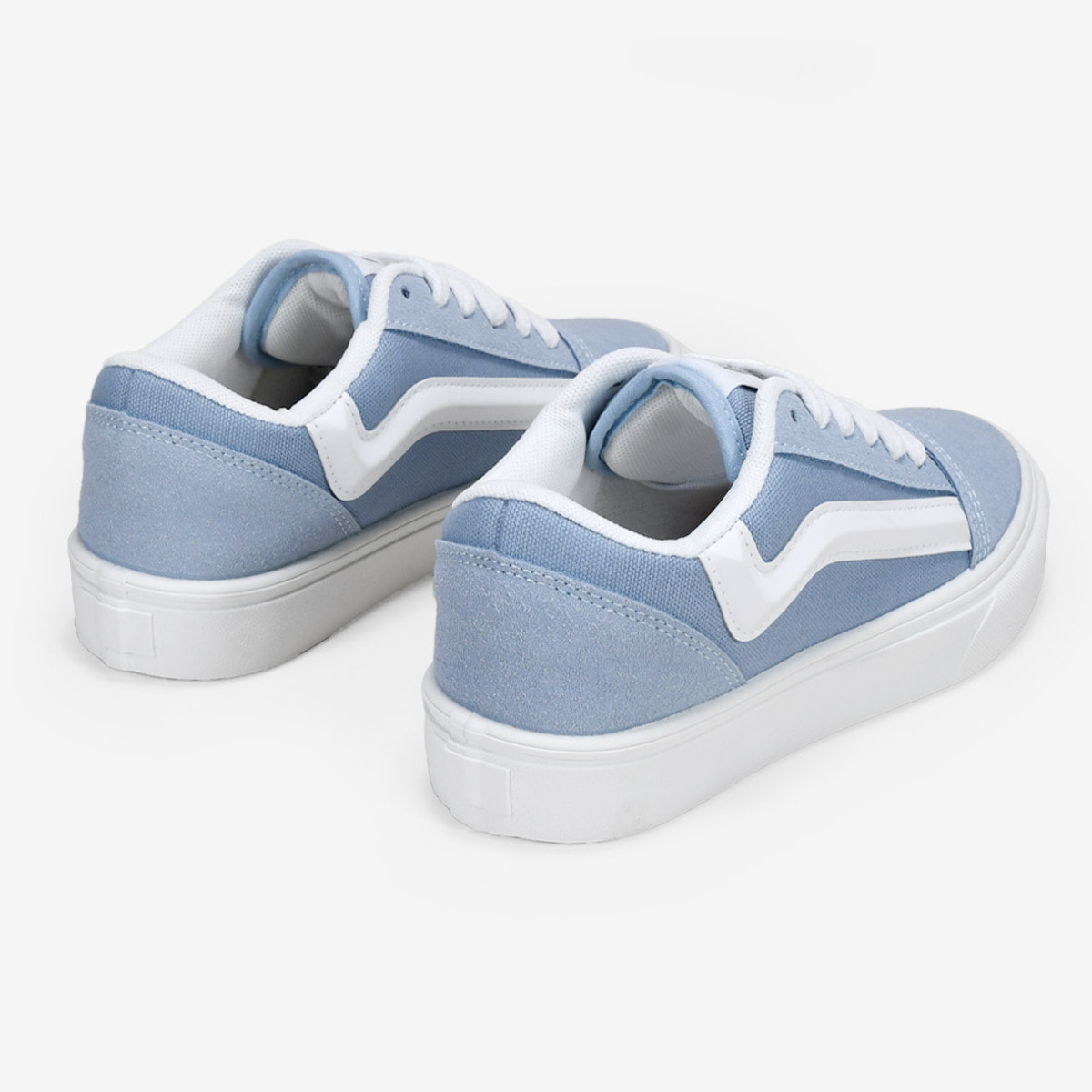 Zapatillas deportivas azul claro con cordones