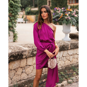 Vestido corto asimétrico con falda drapeada.
