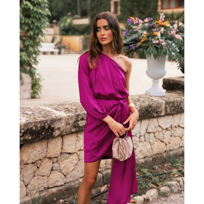 Vestido corto asimétrico con falda drapeada.