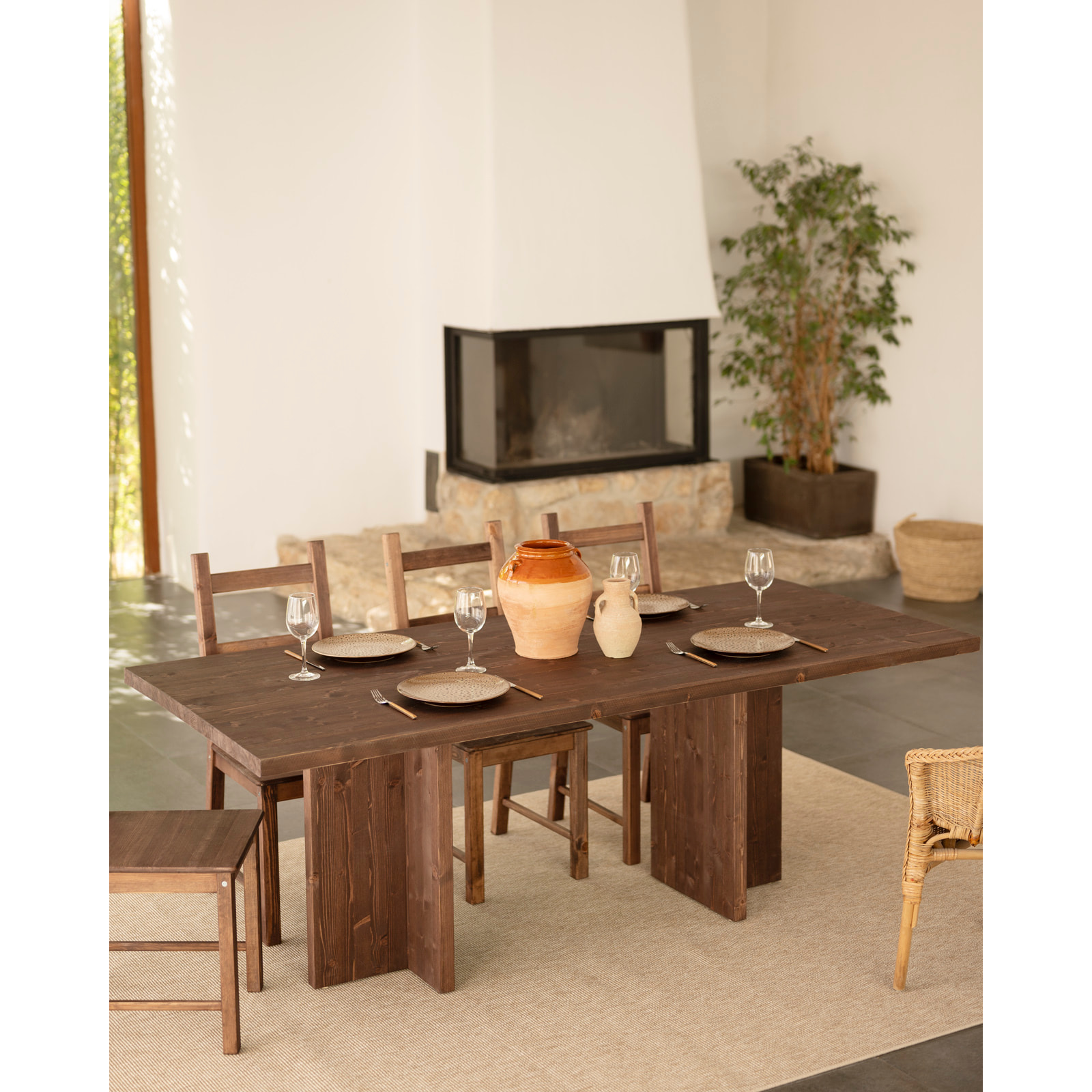 Table à manger en bois massif ton noyer en différentes tailles