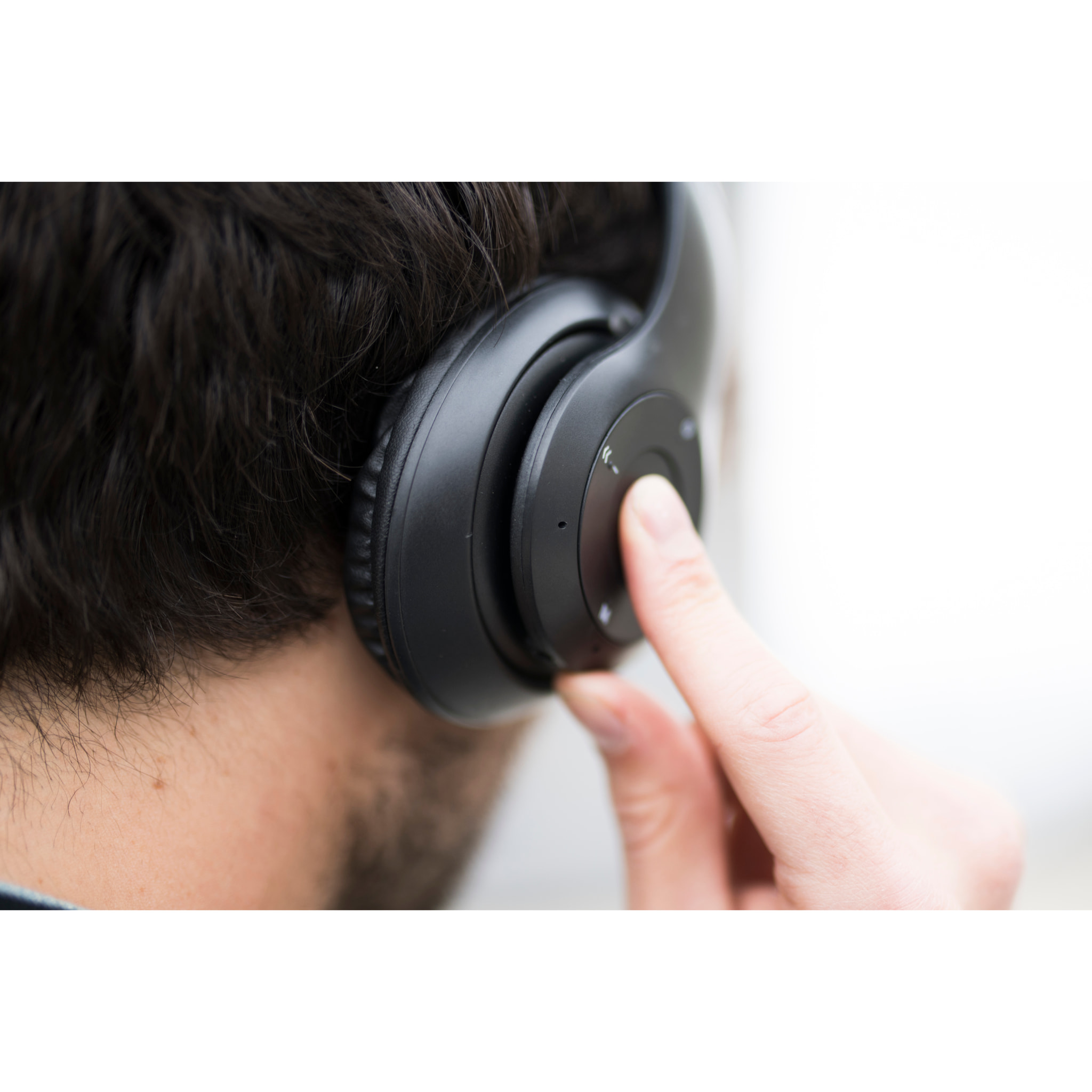 MAGNUSSEN H2 HEADPHONES en color Negro