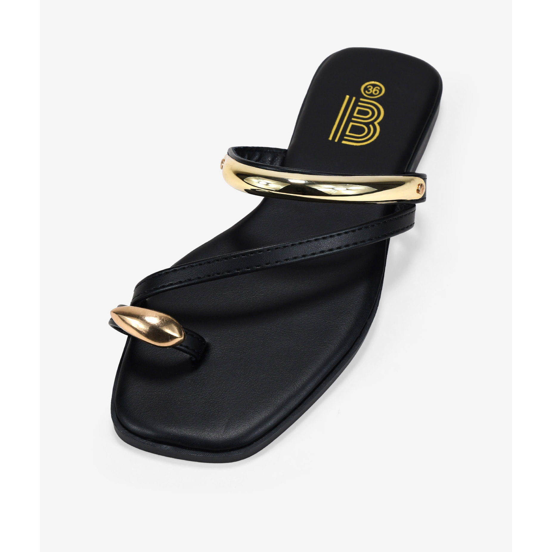 Sandalias de dedo negras con anillo y pulsera metálicos