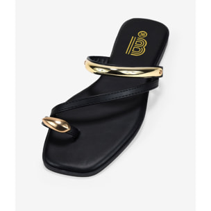 Sandalias de dedo negras con anillo y pulsera metálicos