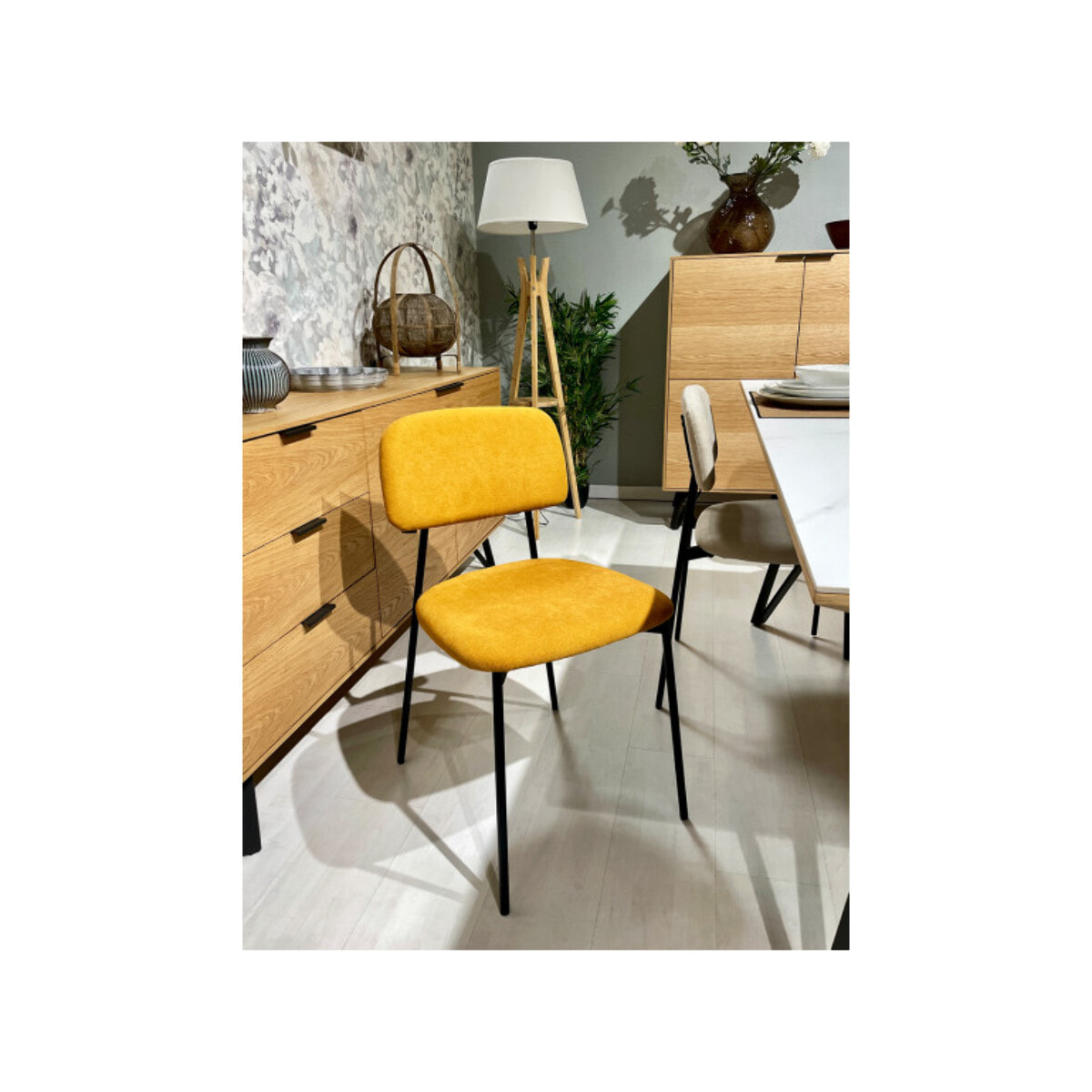 Chaise de repas en tissu doux avec 4 pieds en métal noir - MIRA