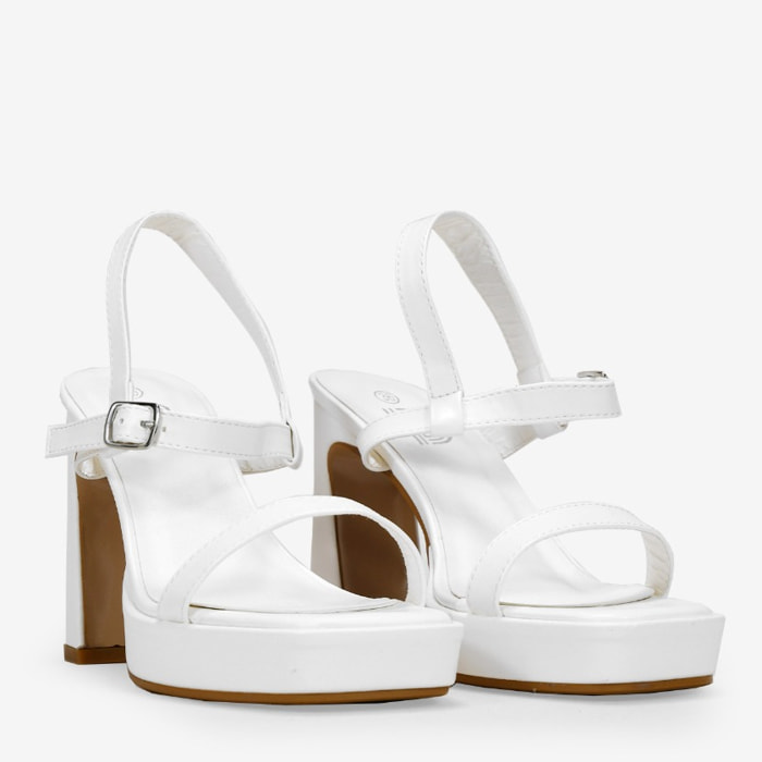 Sandalias blancas con tacón