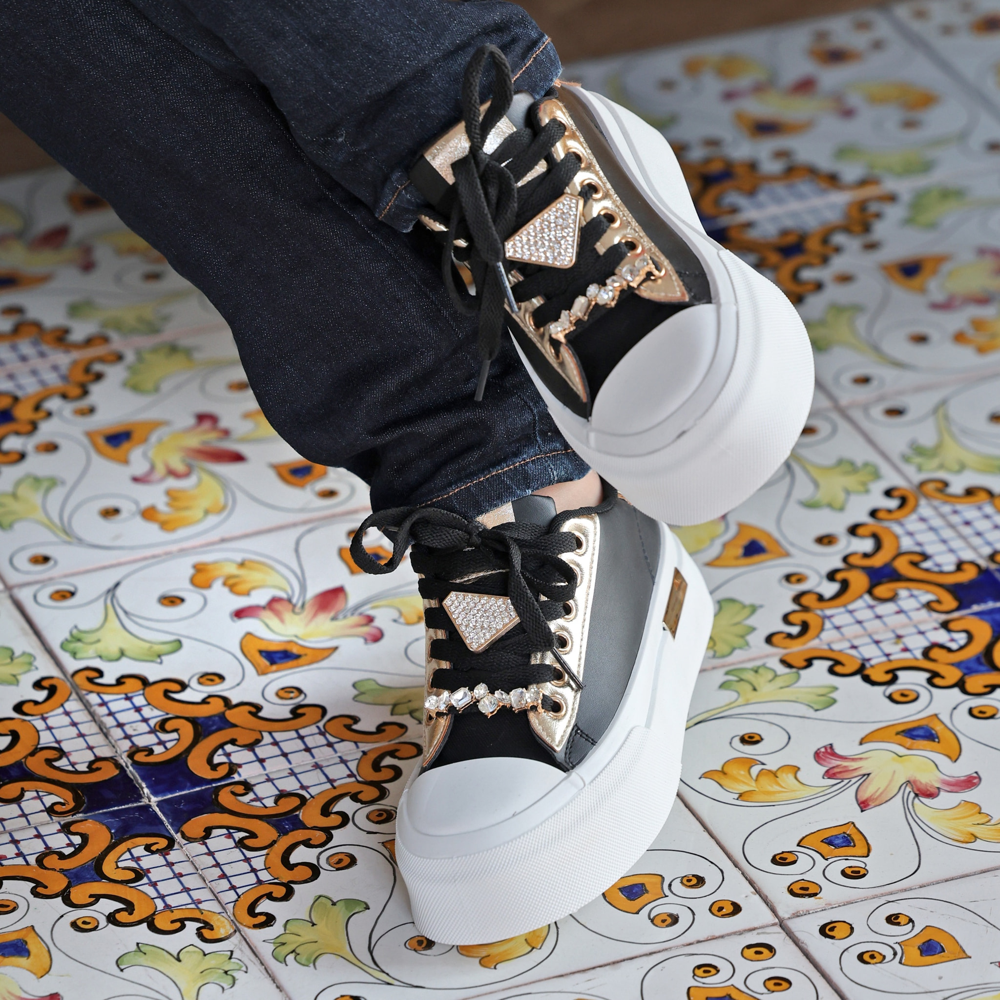 Sneakers in simil pelle con dettagli gioiello