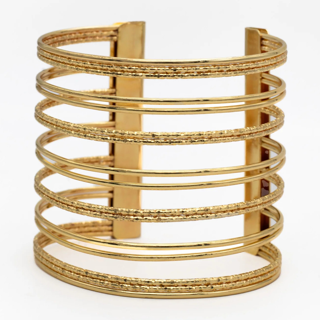 Brazalete dorado de lineas con textura