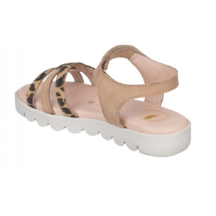 Sandalia toda en piel con suela hiper flexible.