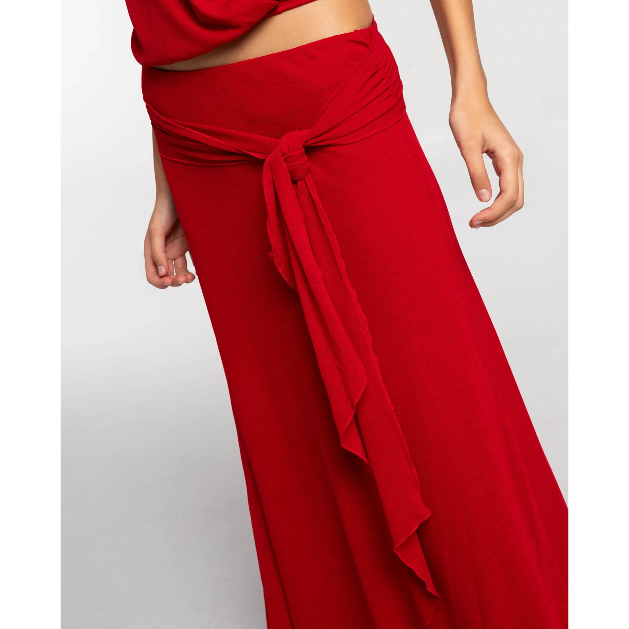 Falda larga roja con fajín y lazada
