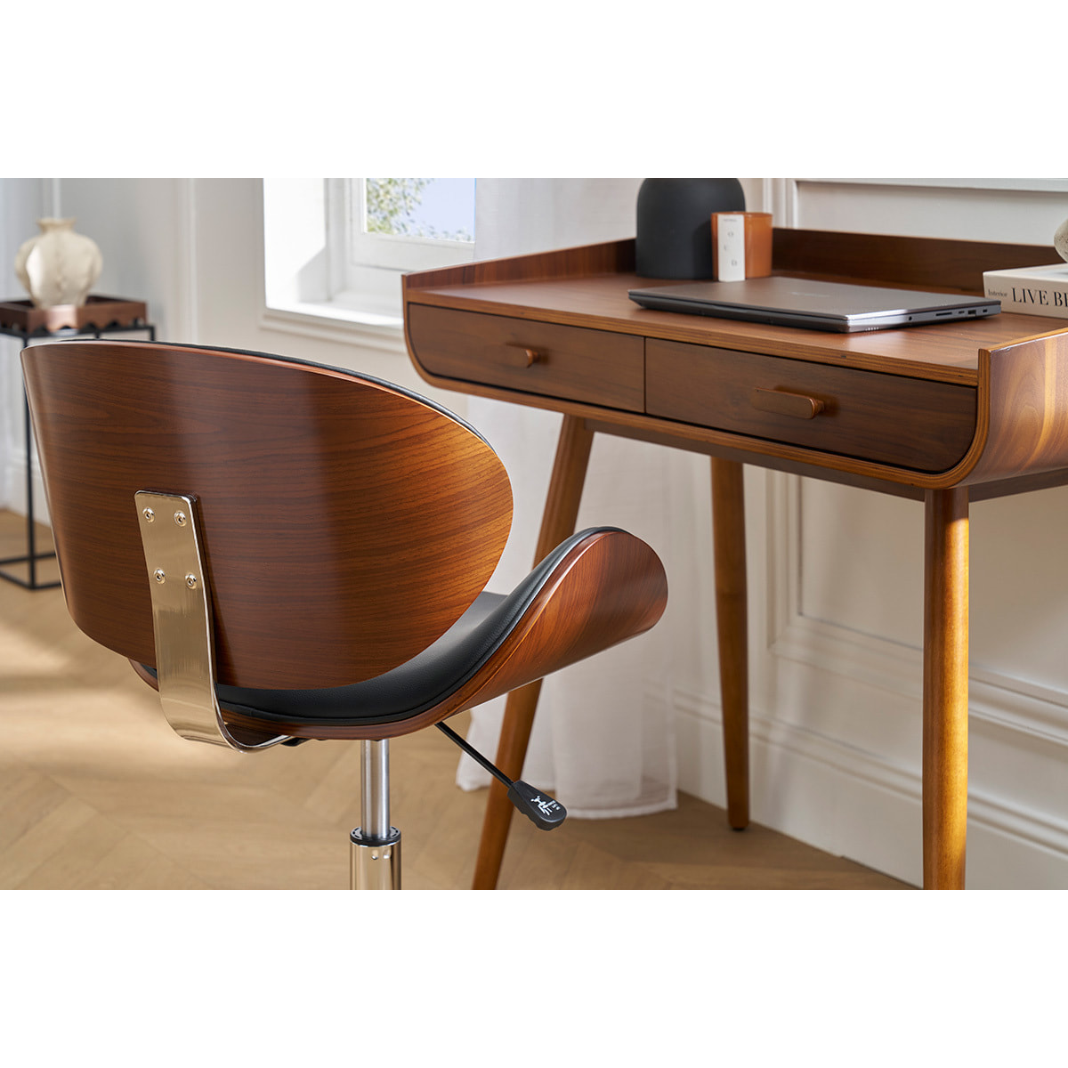 Chaise de bureau à roulettes design noir, bois foncé noyer et acier chromé WALNUT