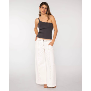 Top crop asimétrico con tirante y estrellas metálicas decorativas de mujer