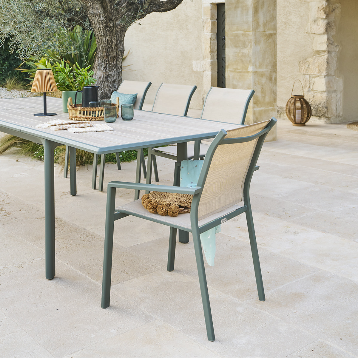 Table de jardin "Dilors" effet bois lin & vert laurier 10 places en aluminium
