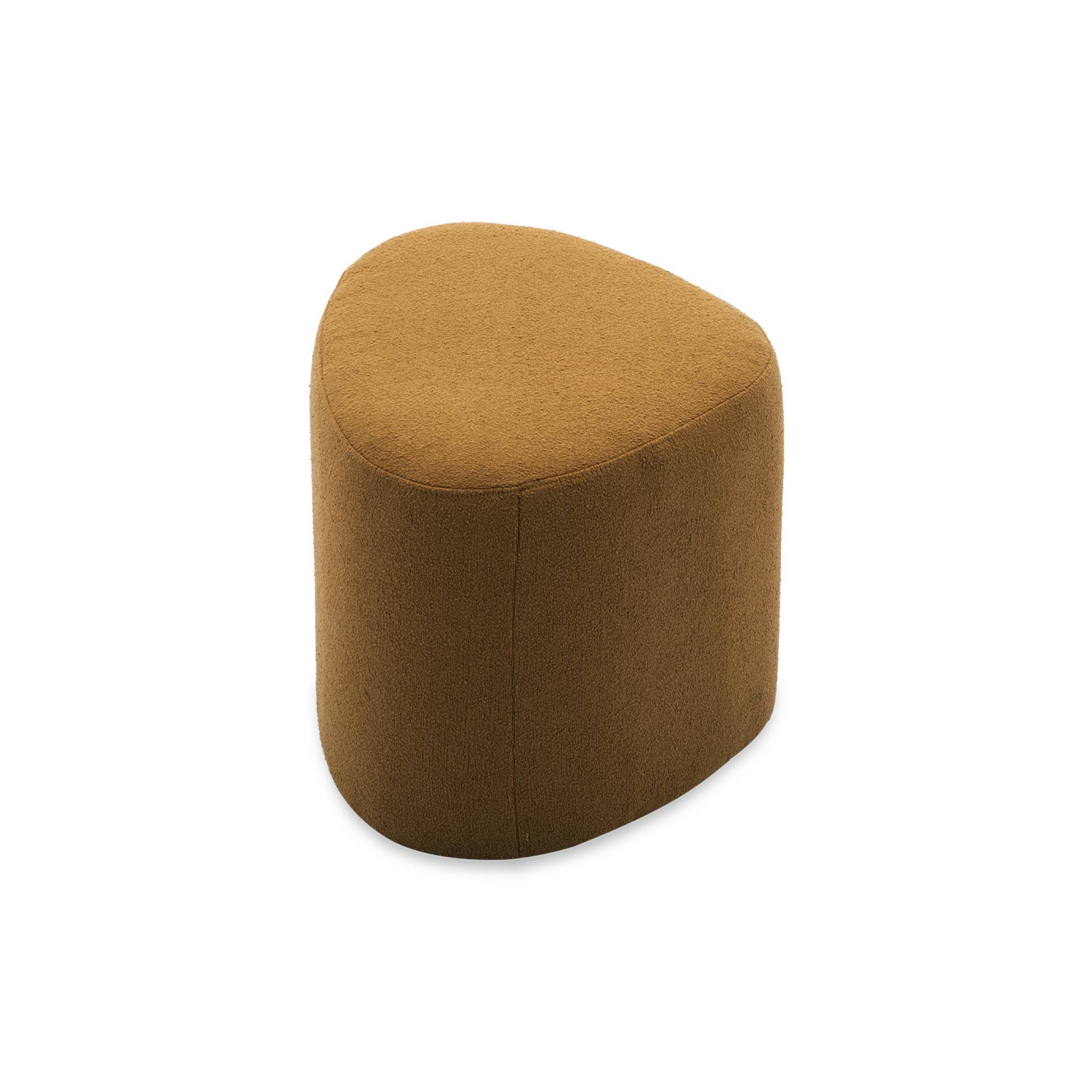 tabouret. pouf en forme de galet en tissu moutarde. TAO L 60 x P 44 x H 40cm