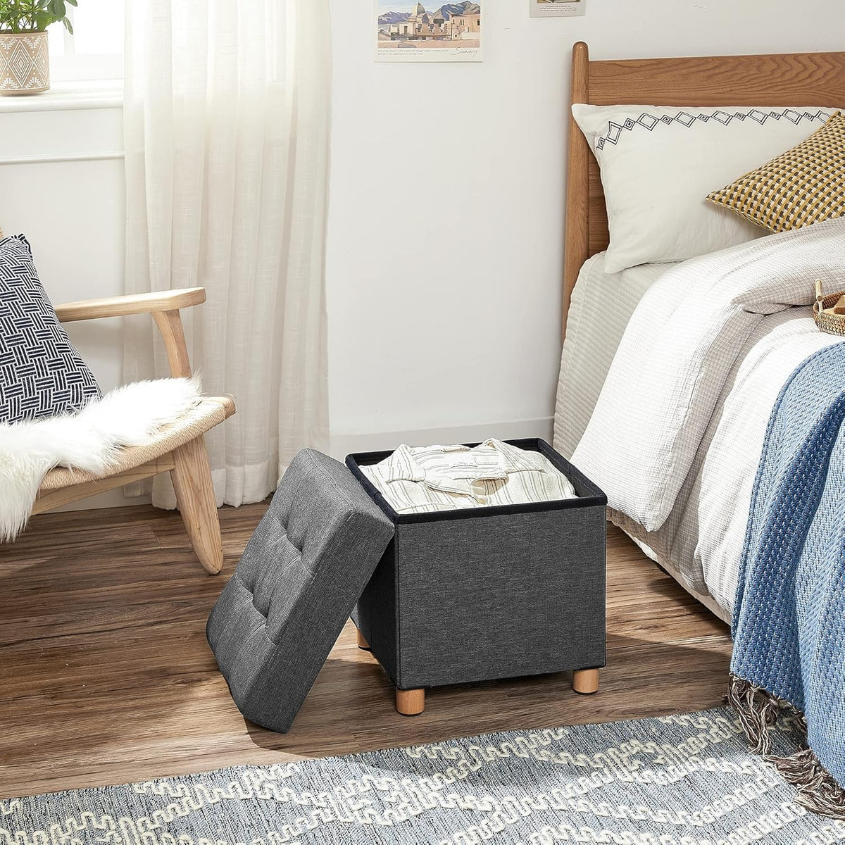 Pouf contenitore grigio scuro con gambe in legno